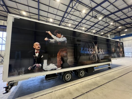 Dustproof semi-trailer